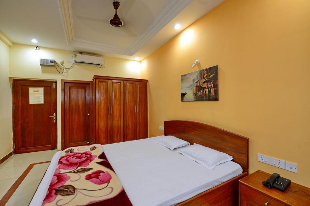 Marina Beach House Hotel Puri Exterior photo
